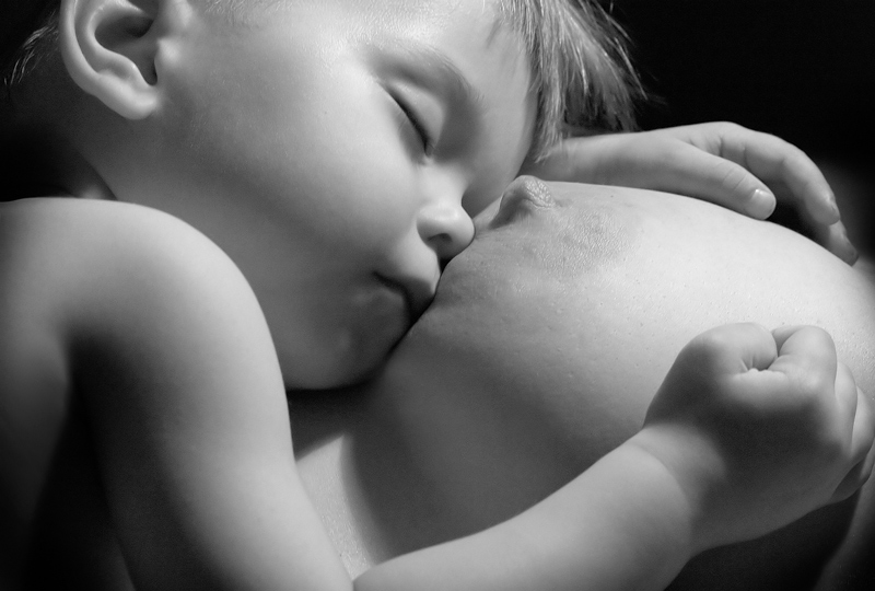 Похотливая мамочка обожает молодую сперму на своей груди