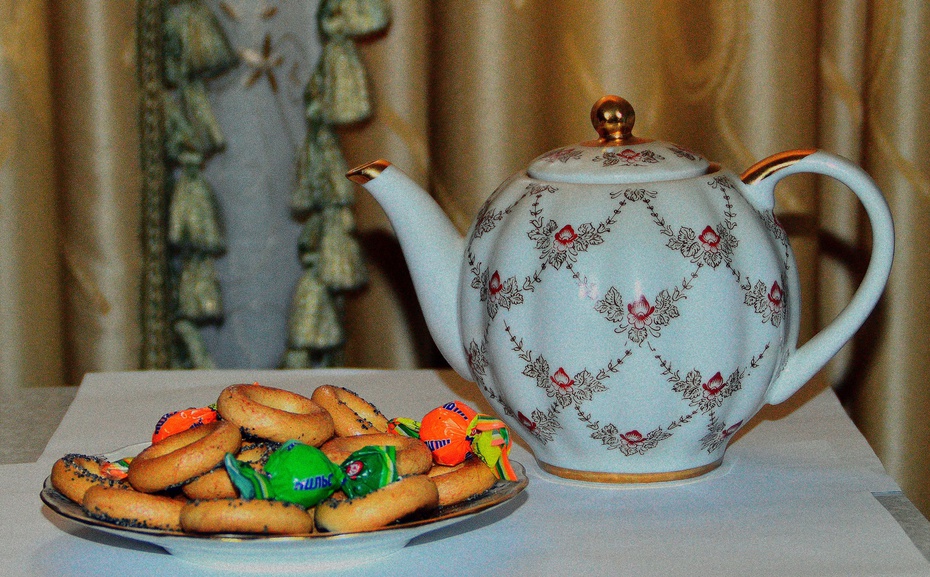 Чайник и тарелка с конфетами