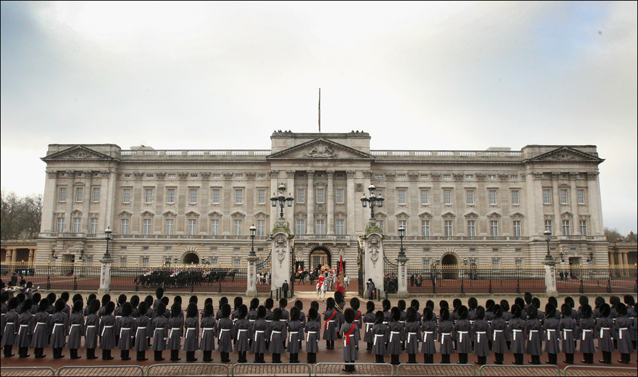 Королева Елизавета II открывает парламентскую сессию