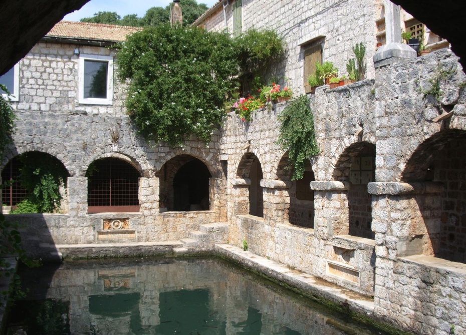 Старинный дворик с бассейном 2