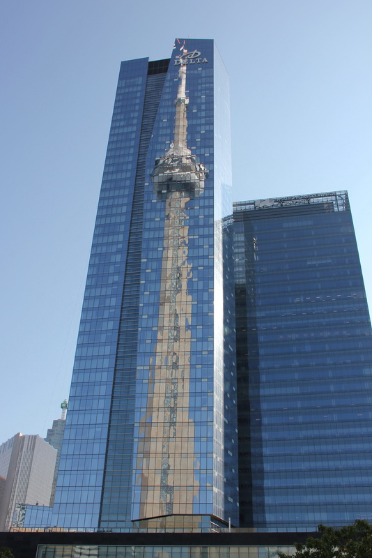 Торонто. CN Tower в отражении