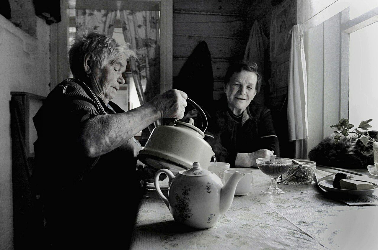 Ставь чайник мам я дома. Чаепитие. Чаепитие у бабушки. Бабушка наливает чай.