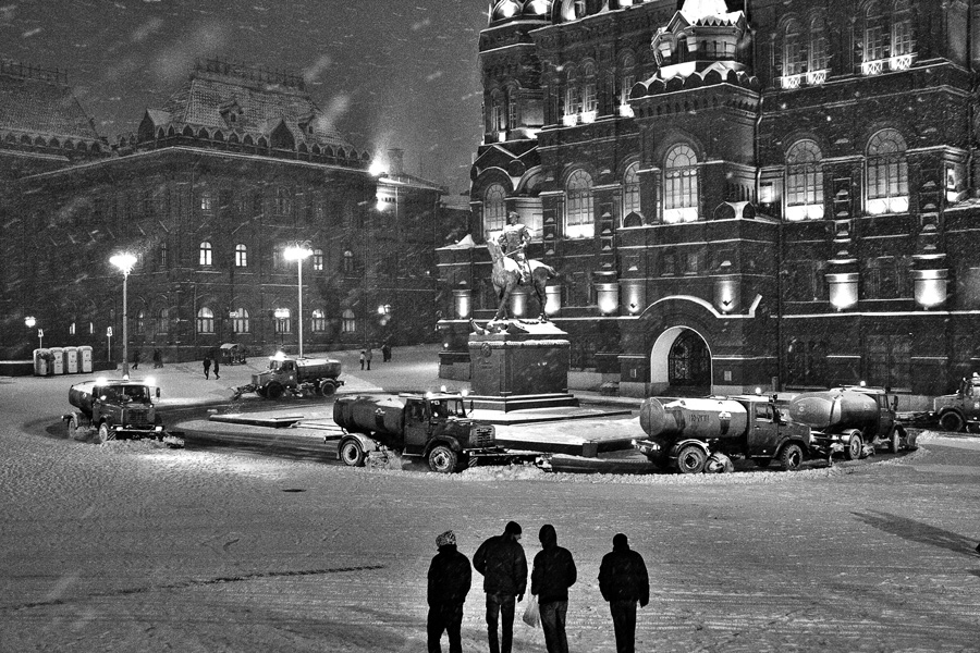 уборка снега у памятника маршалу Жукову