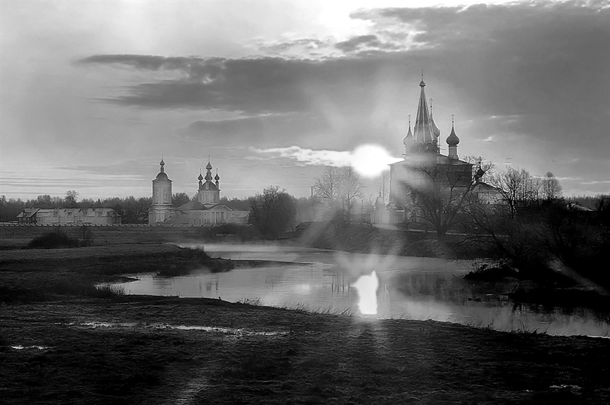 Храм наш преизлился светом. Храм на закате. Церковь на Восходе солнца. Храм утро. Восход над храмом.