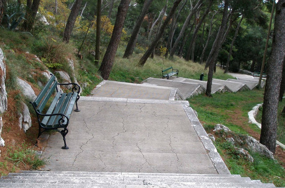 Лестница в парке на горе Марьян
