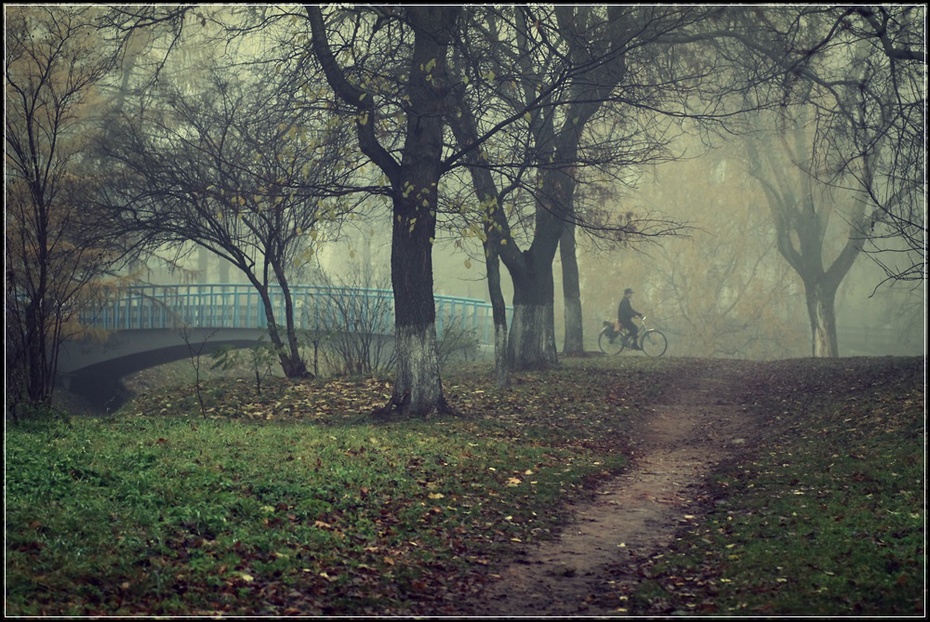 Осенний пейзаж с велосипедистом