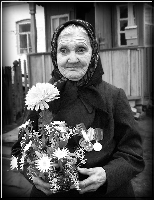 Маме 83 года. Бабушка в темном платке. Бабушка продает цветы. Портрет 80е годы бабушка. Бабушка продает шарф.