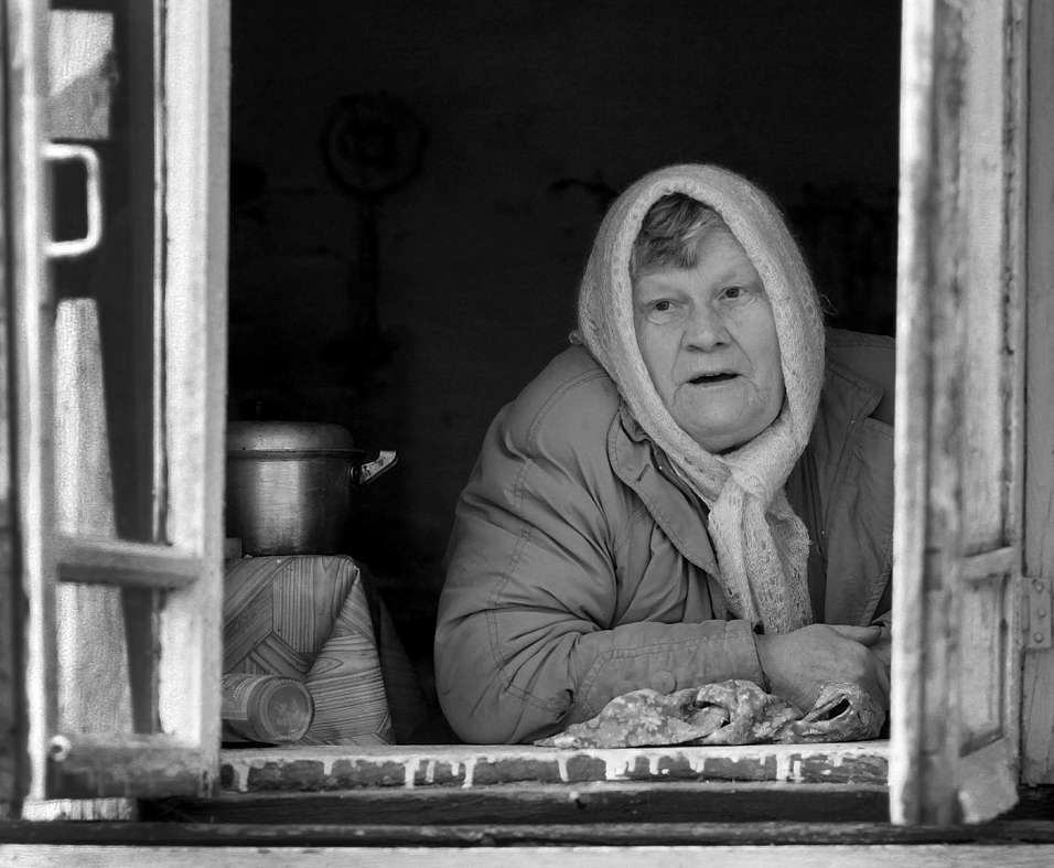 День ночь мать ждет сына дочь. Старушка у окна в деревне. Бабушка у окна в деревне. Старушка мать у окна. Одинокая старушка в деревне.