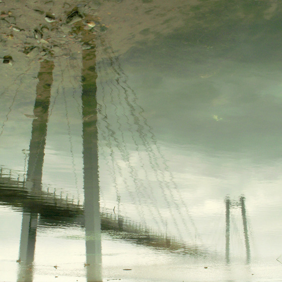 Осенняя прогулка под мостом.